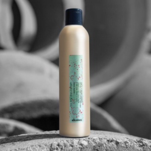 gôm davines strong hairspray